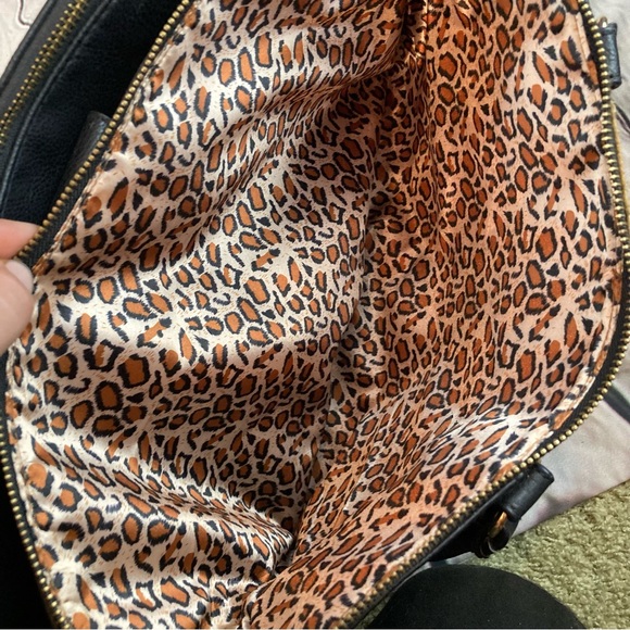 Cheetah Print Design Shoulder Bag with Locket - Picture 6 of 8